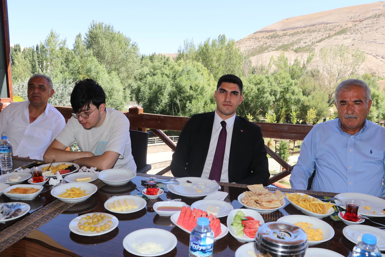 GÜRÜN DE BAŞARILI ÖĞRENCİLERLE BİR ARAYA GELDİK.
