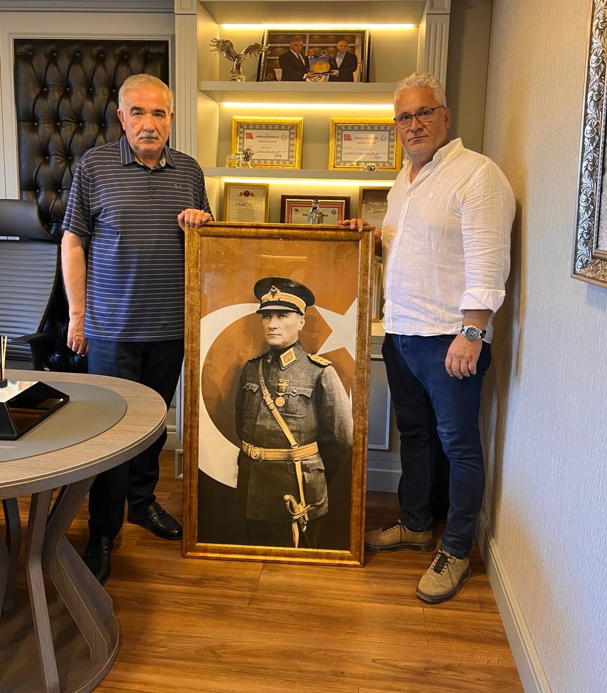 VAKFIMIZDA ANLAMLI BULUŞMA: SN.MÜMTAZ KURAL’DAN BAŞKANIMIZA NAZİK ZİYARET