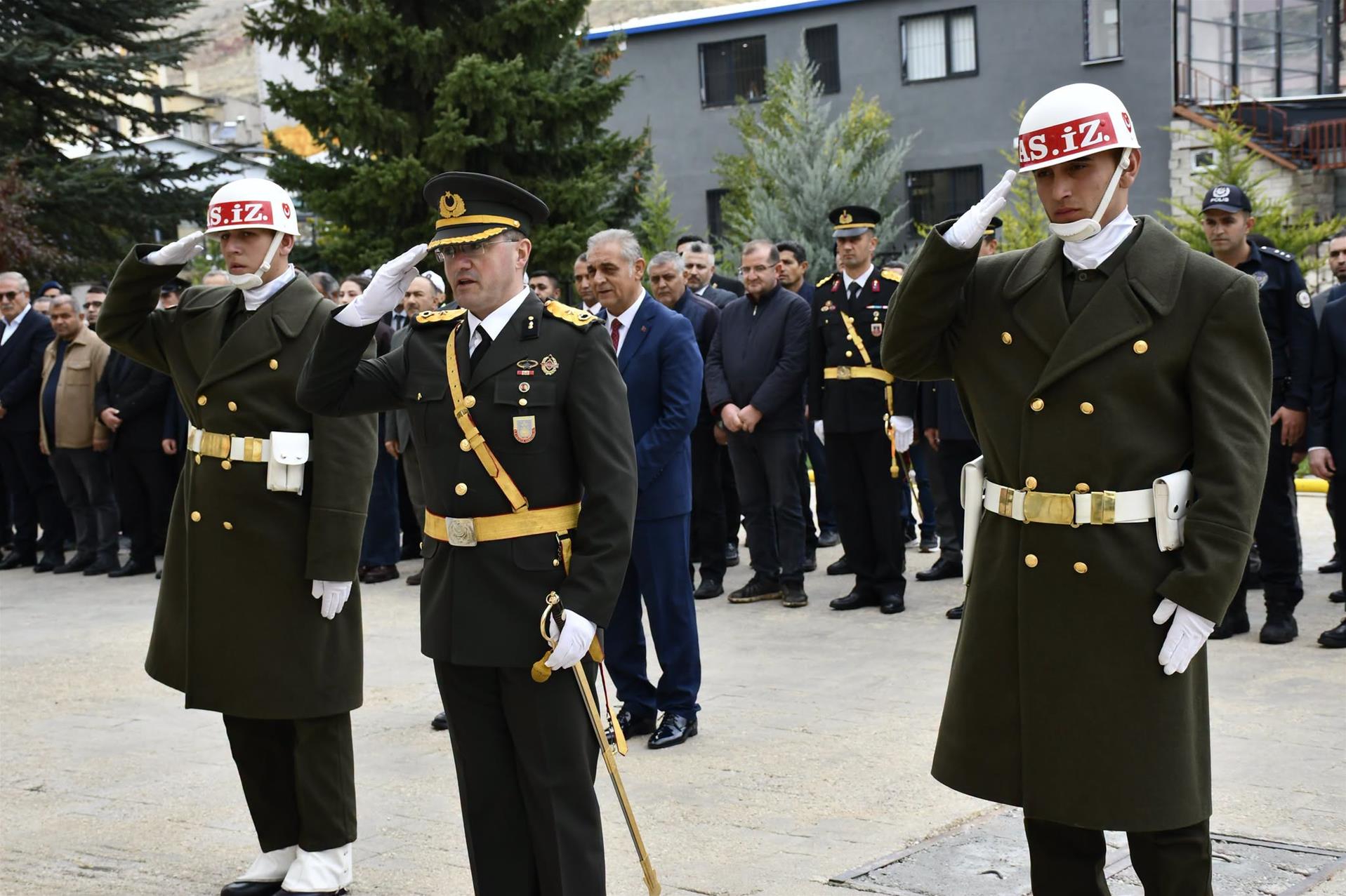 BAŞKANIMIZ SN. SELAMİ KOCA GÜRÜN  DE ATATÜRK ANITINA ÇELENK SUNMA TÖRENİNE KATILDI.