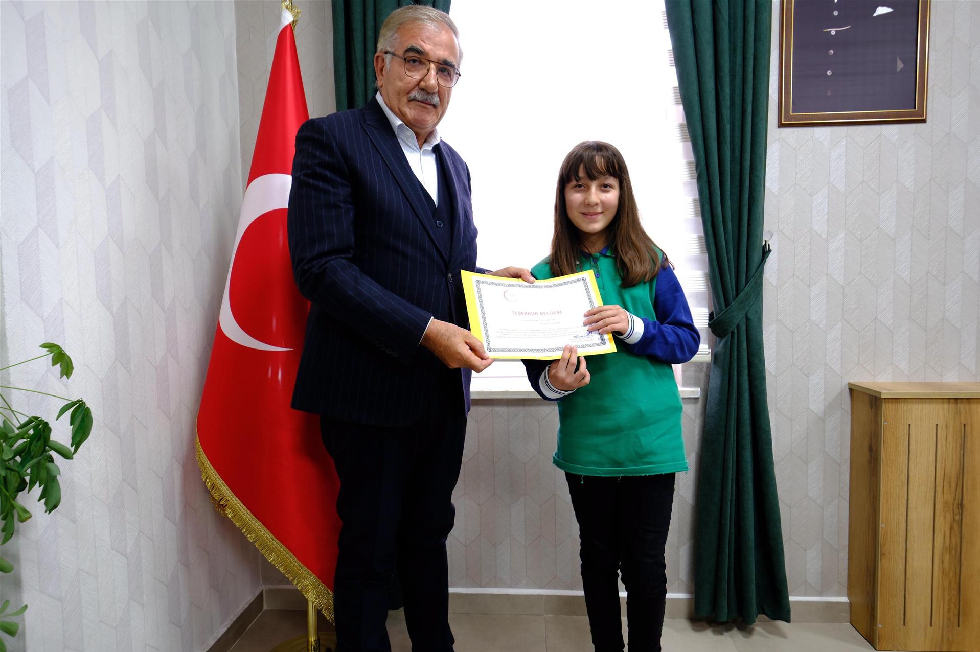 GÜRÜN’DE 29 EKİM KUTLAMALARI KAPSAMINDA YARIŞMALARDA DERECEYE GİREN ÖĞRENCİLER ÖDÜLLENDİRİLDİ.