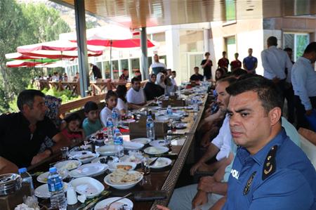 GÜRÜN DE  BAŞARILI ÖĞRENCİLERLE BİR ARAYA GELDİK.