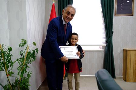 GÜRÜN’DE 29 EKİM KUTLAMALARI KAPSAMINDA YARIŞMALARDA DERECEYE GİREN ÖĞRENCİLER ÖDÜLLENDİRİLDİ.