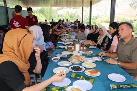 GÜRÜN DE  BAŞARILI ÖĞRENCİLERLE BİR ARAYA GELDİK.