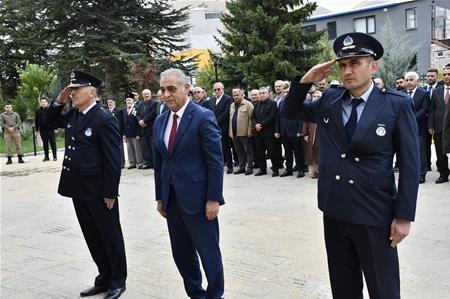 BAŞKANIMIZ SN. SELAMİ KOCA GÜRÜN  DE ATATÜRK ANITINA ÇELENK SUNMA TÖRENİNE KATILDI.