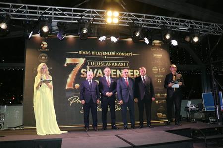 EĞİTİME DOKUNAN EMEKLERİMİZ ÖDÜLLE TAÇLANDI!