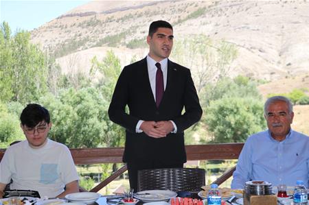 GÜRÜN DE  BAŞARILI ÖĞRENCİLERLE BİR ARAYA GELDİK.