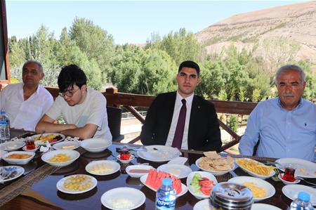 GÜRÜN DE  BAŞARILI ÖĞRENCİLERLE BİR ARAYA GELDİK.