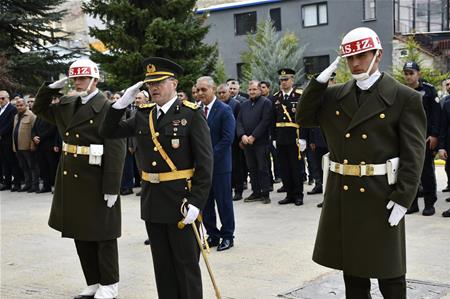 BAŞKANIMIZ SN. SELAMİ KOCA GÜRÜN  DE ATATÜRK ANITINA ÇELENK SUNMA TÖRENİNE KATILDI.