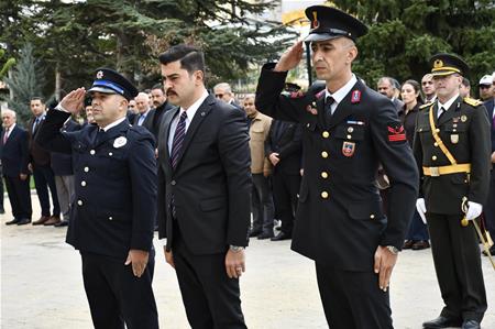 BAŞKANIMIZ SN. SELAMİ KOCA GÜRÜN  DE ATATÜRK ANITINA ÇELENK SUNMA TÖRENİNE KATILDI.