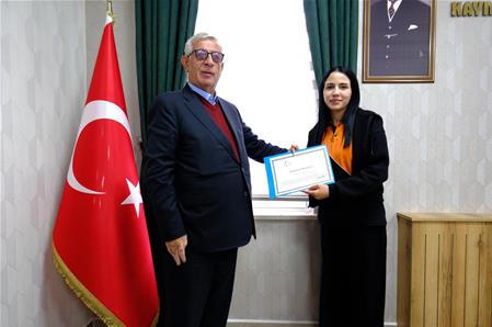 GÜRÜN’DE 29 EKİM KUTLAMALARI KAPSAMINDA YARIŞMALARDA DERECEYE GİREN ÖĞRENCİLER ÖDÜLLENDİRİLDİ.