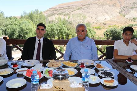 GÜRÜN DE  BAŞARILI ÖĞRENCİLERLE BİR ARAYA GELDİK.