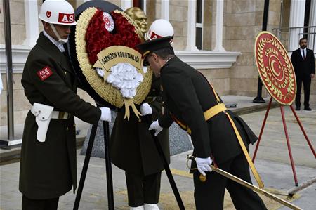 BAŞKANIMIZ SN. SELAMİ KOCA GÜRÜN  DE ATATÜRK ANITINA ÇELENK SUNMA TÖRENİNE KATILDI.
