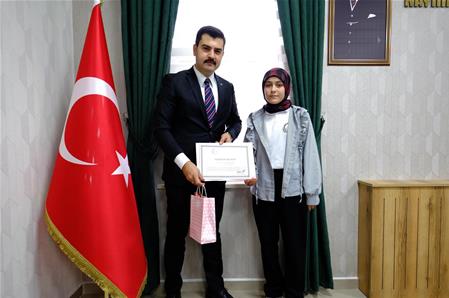 GÜRÜN’DE 29 EKİM KUTLAMALARI KAPSAMINDA YARIŞMALARDA DERECEYE GİREN ÖĞRENCİLER ÖDÜLLENDİRİLDİ.
