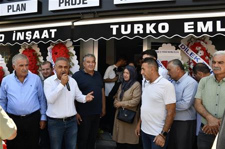 VAKIF BAŞKANIMIZ SN.SELAMİ KOCA GÜRÜN DE AÇILAN TURKO EMLAK OFİSİNİN AÇILIŞINA KATILDI.