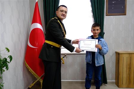 GÜRÜN’DE 29 EKİM KUTLAMALARI KAPSAMINDA YARIŞMALARDA DERECEYE GİREN ÖĞRENCİLER ÖDÜLLENDİRİLDİ.