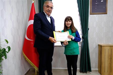 GÜRÜN’DE 29 EKİM KUTLAMALARI KAPSAMINDA YARIŞMALARDA DERECEYE GİREN ÖĞRENCİLER ÖDÜLLENDİRİLDİ.